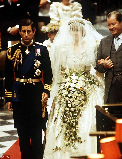 prince william married kate middleton gown. The royal wedding of Prince